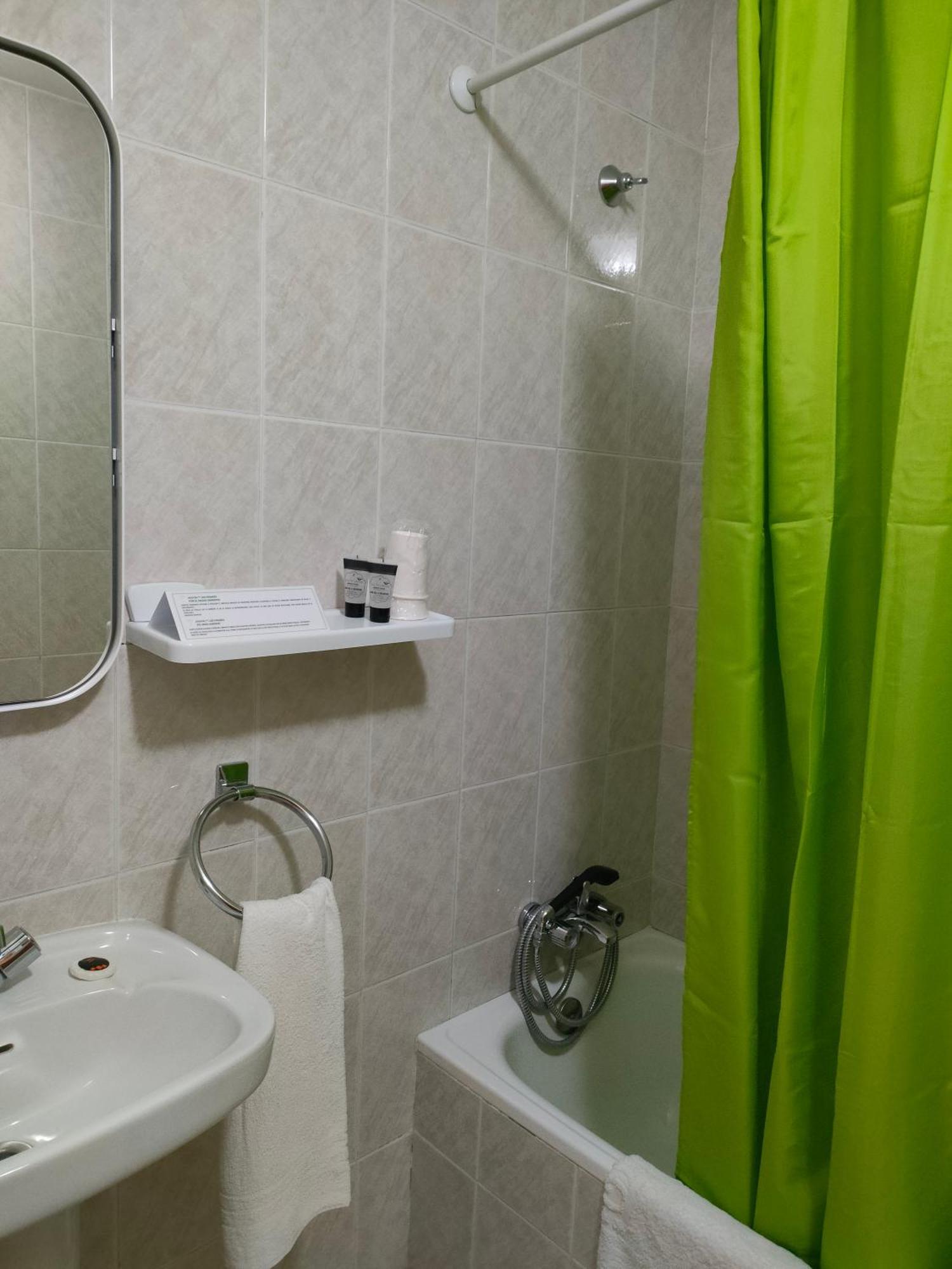 Hostal Los Pinares Lloret de Mar Bagian luar foto