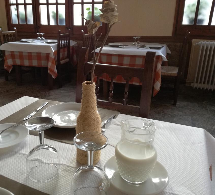 Hostal Los Pinares Lloret de Mar Bagian luar foto