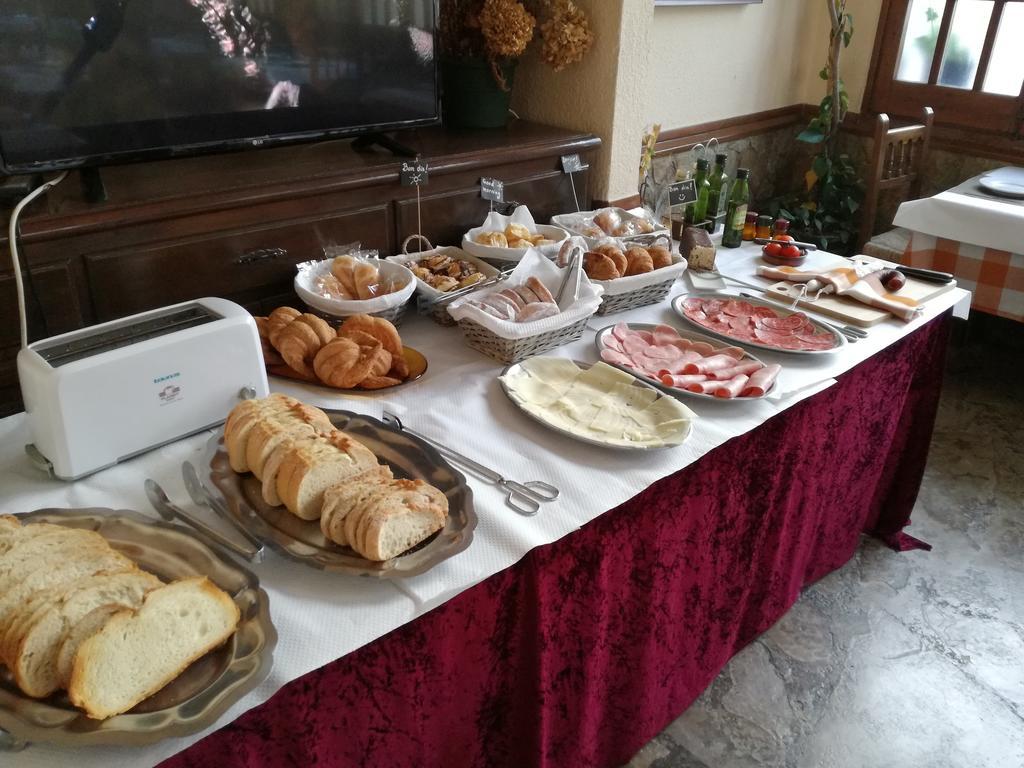 Hostal Los Pinares Lloret de Mar Bagian luar foto