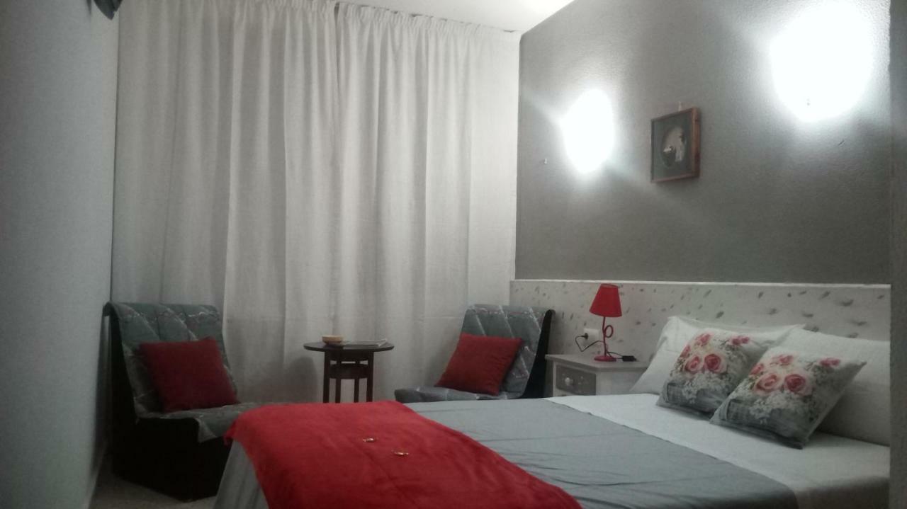 Hostal Los Pinares Lloret de Mar Bagian luar foto